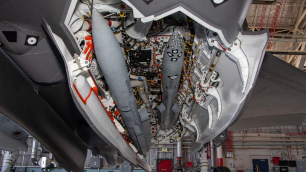 미티어 미사일과 F-35 전투기 체계 통합