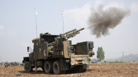 “대를 이어 한국을 지키는 명품 무기” …아버지가 사용하던 ‘이 무기’, 아들 세대엔 어떻게 바뀌었나 보니