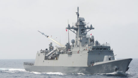 “서해 바다 탐내도 이렇게 될까?” …4,700톤급 유조선도 한 방에, 한국이 보유한 미사일 위력 봤더니